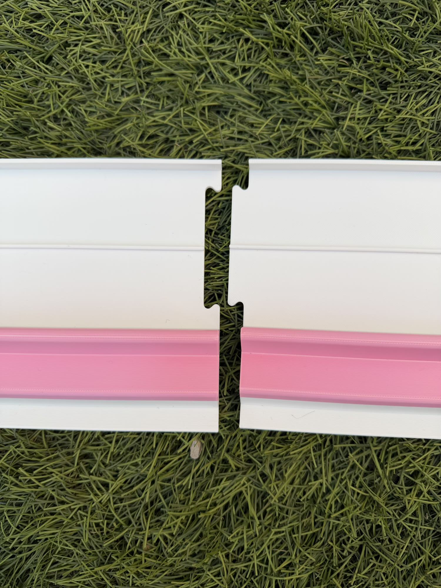 Close-up of the interlocking mechanism used to connect the two halves of a Siamese Mahjong rack.