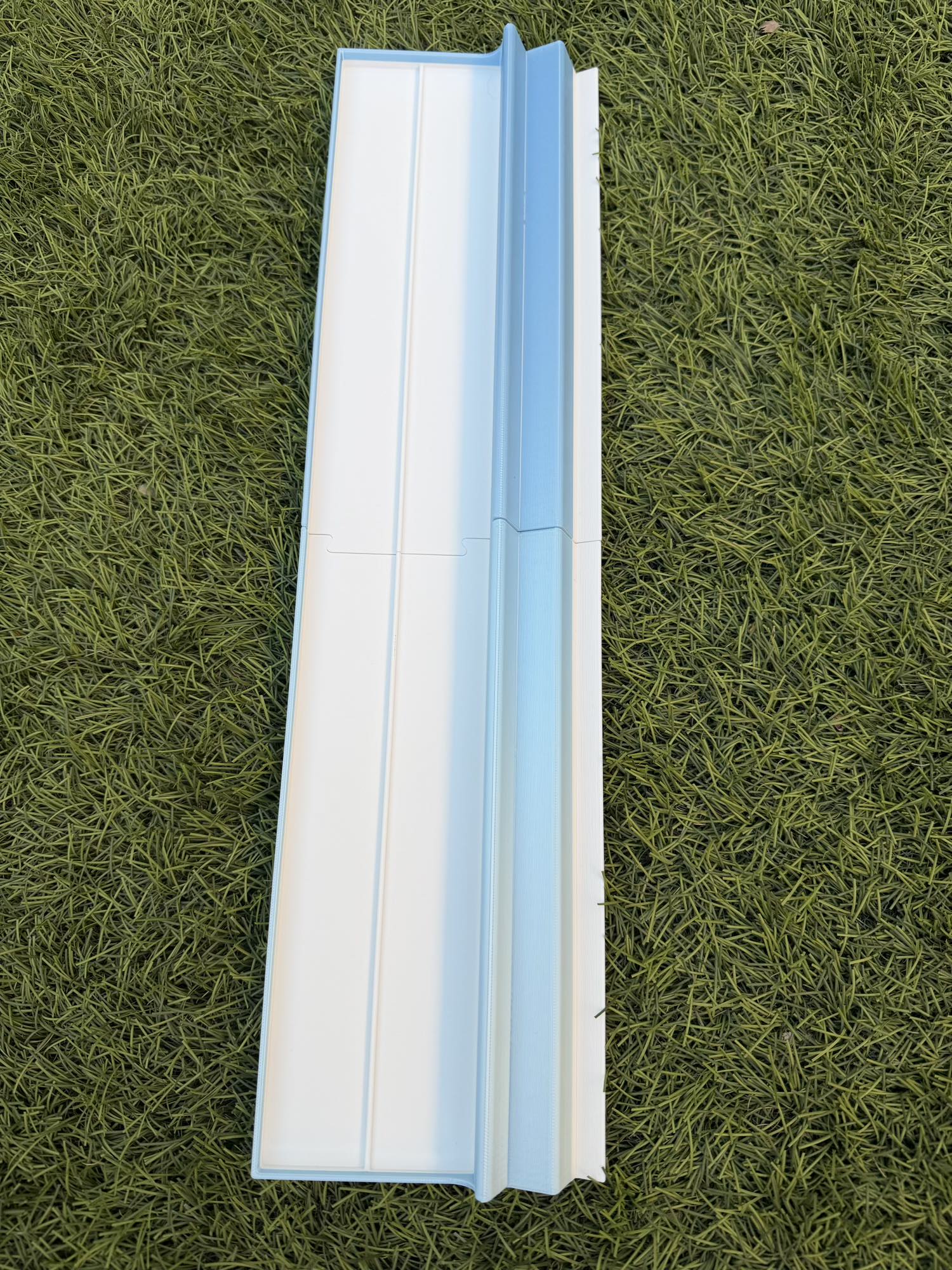 A single long-form travel Mahjong rack in white with a light blue divider rail.