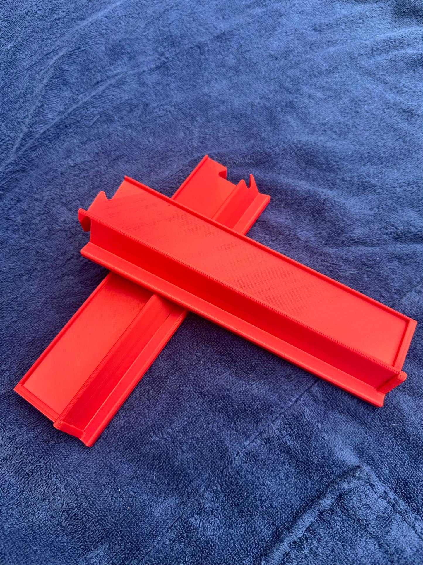 travel racks split in two for american mahjong that is perfect for travel mahjong. It splits in two to fit in a backpack or purse, but can also fit full-size tiles