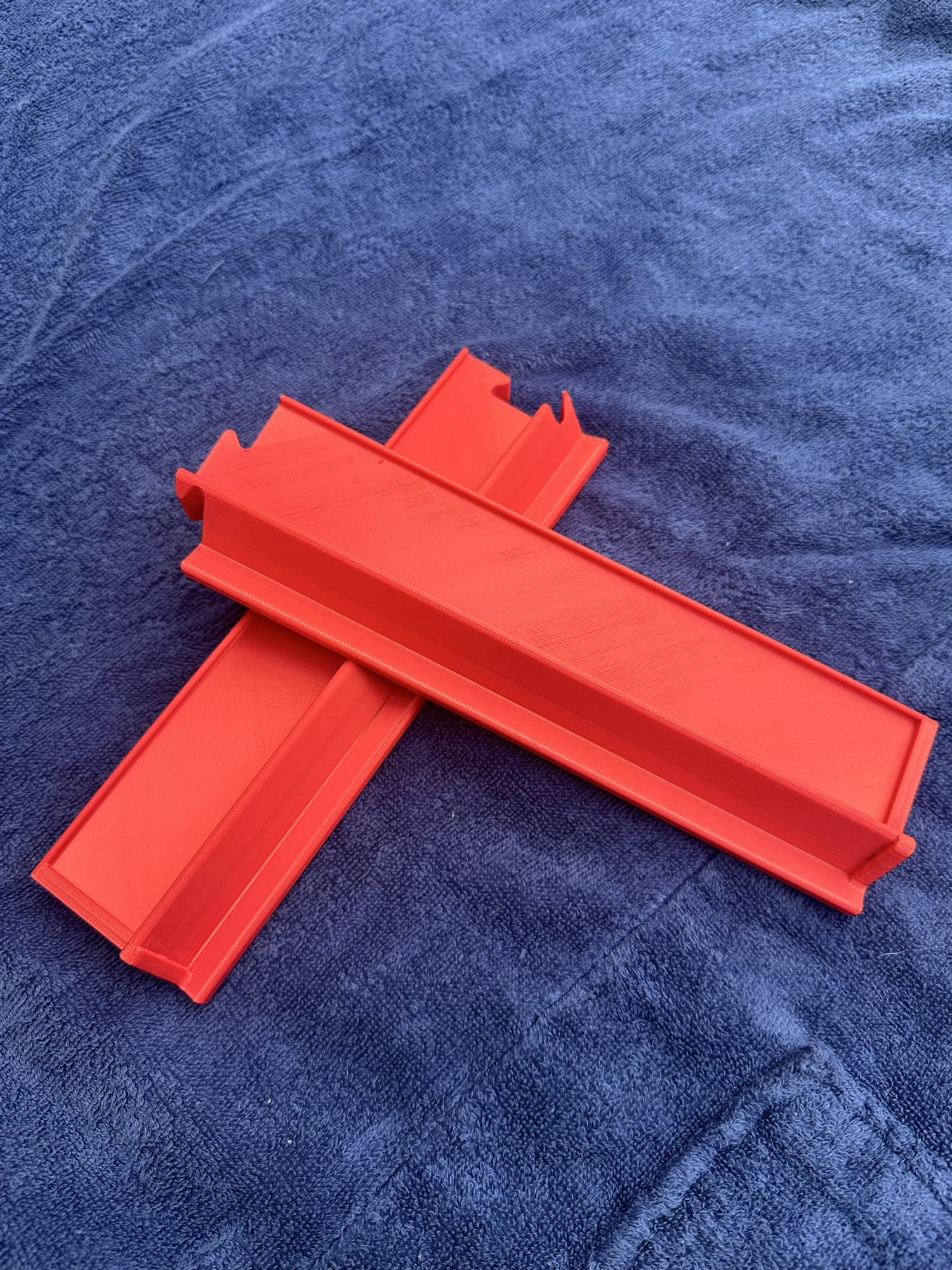 travel racks split in two for american mahjong that is perfect for travel mahjong. It splits in two to fit in a backpack or purse, but can also fit full-size tiles